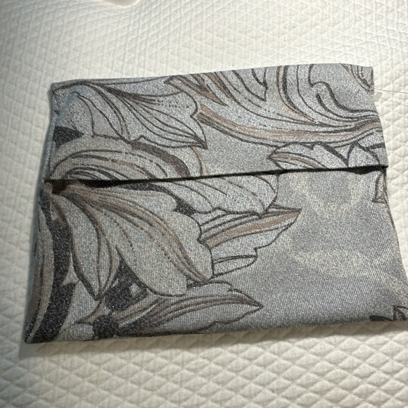 NWOT Chico’s reversible floral travel wrap - Picture 8 of 8